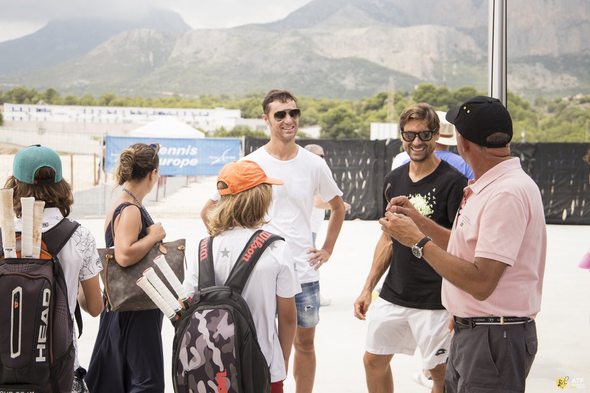 ferreracademy's tweet photo. ¡Hoy hemos tenido el honor de recibir la visita de @DavidFerrer87 en #ATF @LaNuciaES donde se está celebrando el Trofeo que lleva su nombre! #Vamos #Tennis #DavidFerrerEuropeJuniorTour #LaNuciaCiudadDelDeporte💪💪🎾 https://t.co/Z2TheSO38f