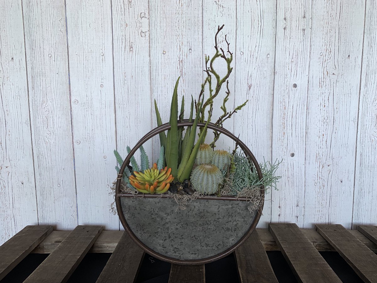 Happy Monday!  Paula just created this gorgeous nearly natural piece.  Wouldn't it look gorgeous in your home?  Or perfect as a gift?