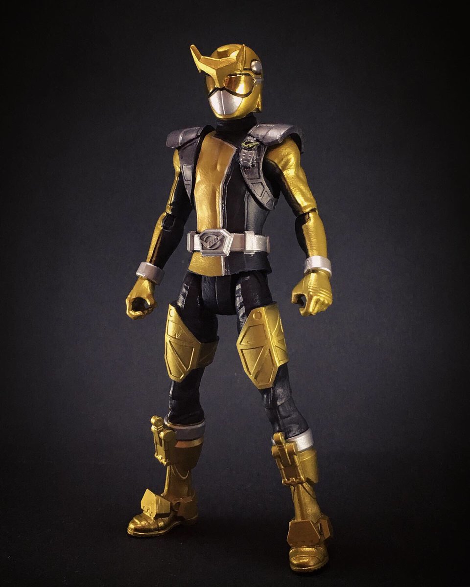 パワーレンジャー版ゴーバスターズのビートバスターのフィギュアをてに