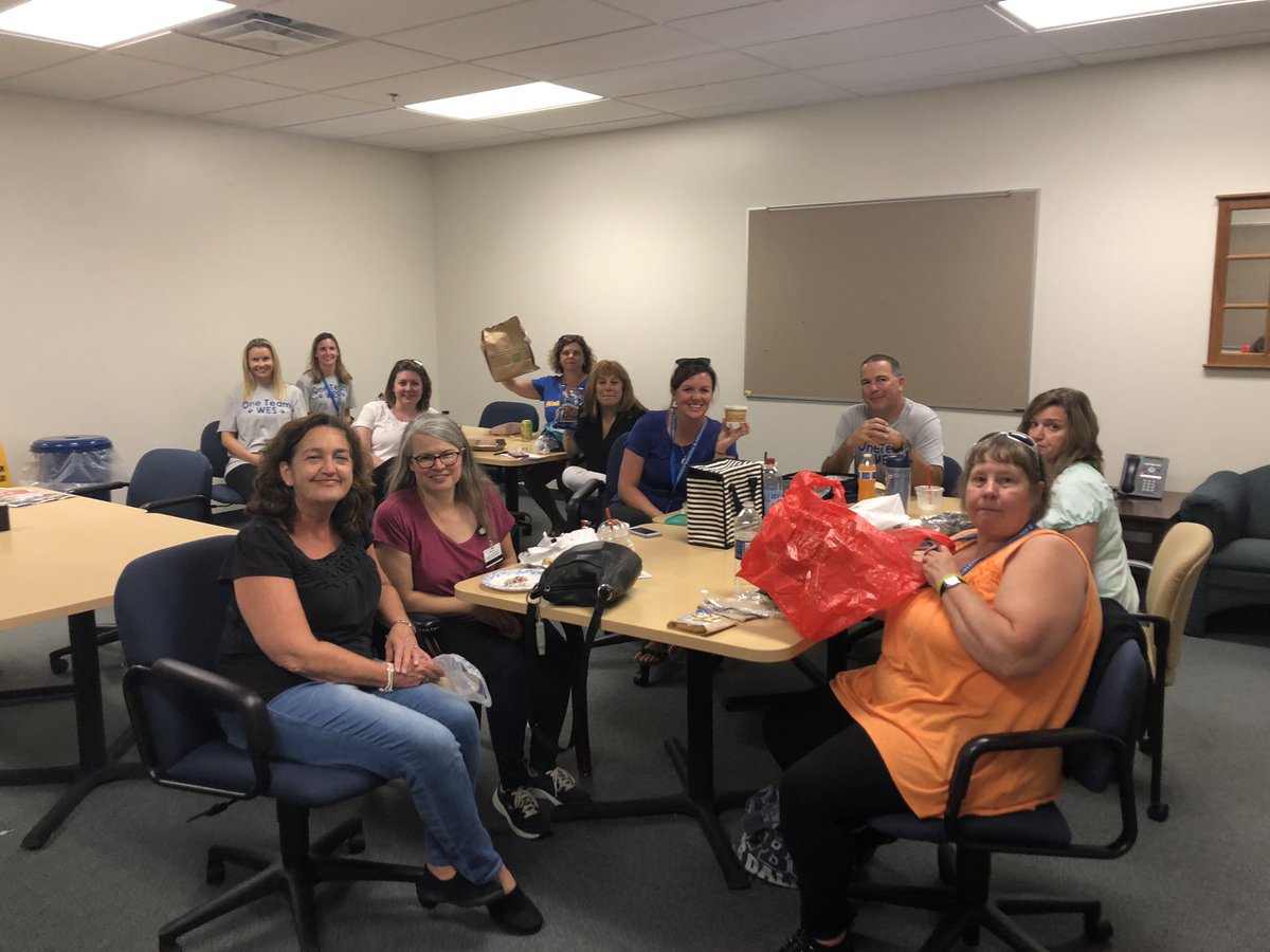 fcpswesinterve1's tweet photo. Team lunch #oneteamwes https://t.co/0HS6hAGd5W