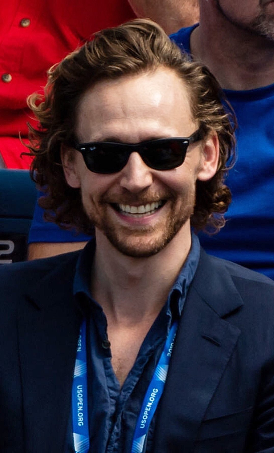 ४ on Twitter: "Here is a smiley Tom Hiddleston with fluffy hair passing  through your timeline https://t.co/PiFuE1uwLw" / Twitter