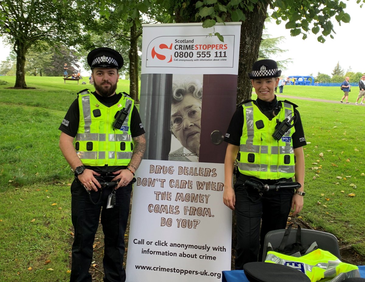 PSOSSouthLshire's tweet photo. Strathaven Baloon Festival
PCs Park and Edwards were at the Strathaven balloon festival on Saturday along with some of our police scotland youth volunteers. We raised awareness of our proxy purchase of alcohol campaign.Dont buy alcohol for u18s.
#youreaskingforit
#dontjumpin https://t.co/mMd7syGTKR