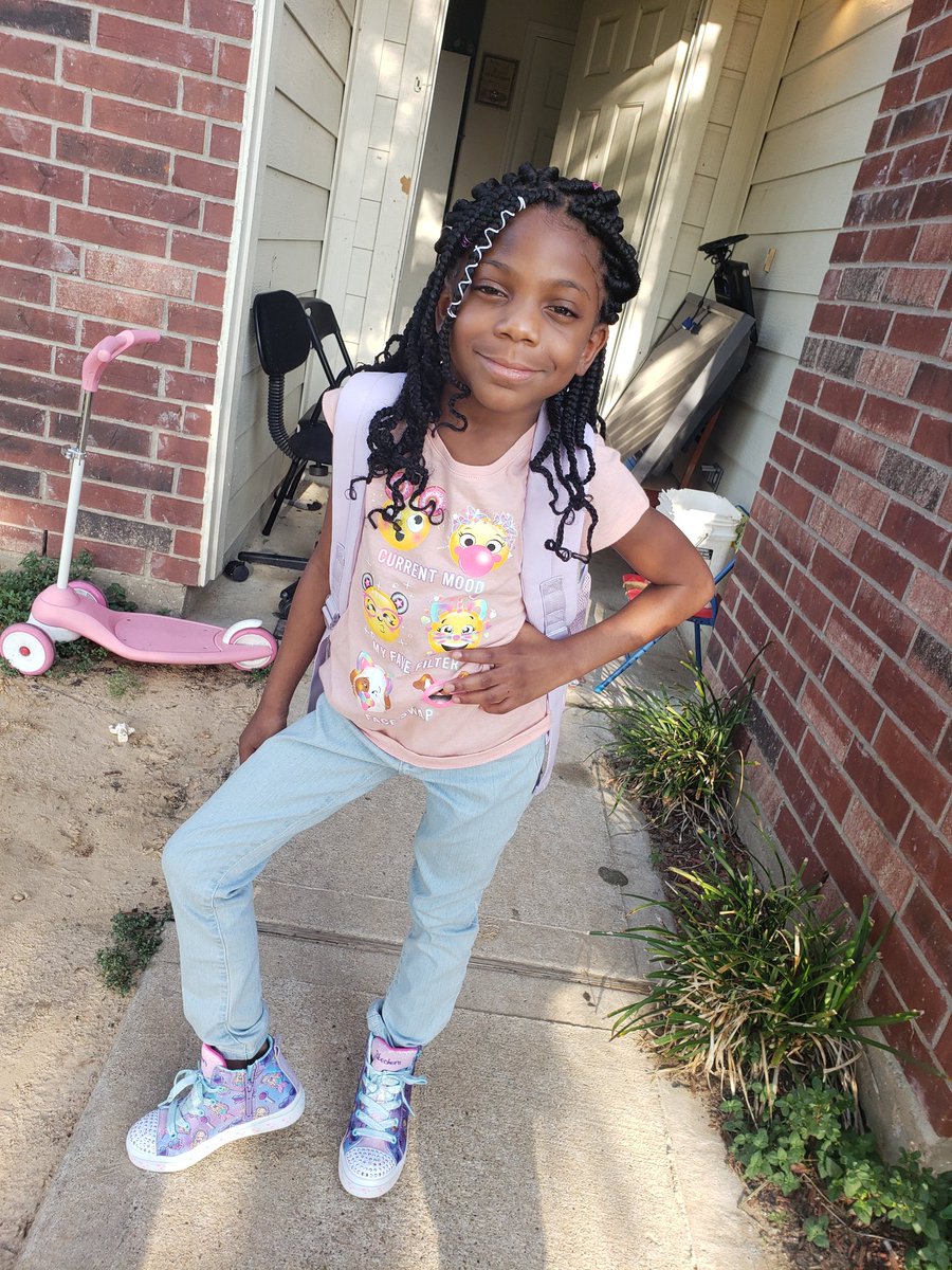 juzcallmeebee's tweet photo. #FirstDayOfSchool #firstgrade ☺️😊🤗🦄📚✏🖌🖍🎒👧🏾 https://t.co/crtLBon74Y