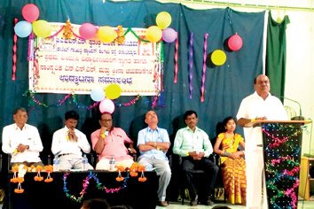 mukund_vk's tweet photo. ವಿದ್ಯಾರ್ಥಿಗಳು ಶಿಕ್ಷಕರ ಜತೆ ಗೌರವ, ಶಿಸ್ತಿನಿಂದ ವರ್ತಿಸಿ
ರಾಣೇಬೆನ್���ೂರ: ವಿದ್ಯಾರ್ಥಿಗಳು ವ್ಯಾಸಂಗದ ಅವಧಿಯಲ್ಲಿ ವಿದ್ಯೆ ಕಲಿಸುವ ಶಿಕ್ಷ ಕರಿಗೆ ಗೌರವ ನೀಡಿ ಶಿಸ್ತಿನಿಂದ ವರ್ತಿಸಬೇಕು ಎಂದು ಕೆಪಿಸಿಸಿ ಶಿಕ್ಷಕರು, ಪದವೀಧರರ ಘಟಕದ ರಾಜ್ಯಾಧ್ಯಕ್ಷ, ಬಿಎಜೆಎಸ್‌ಎಸ್‌ ಶಿಕ್ಷ ಣ ಸಂಸ್ಥೆಯ ಆಡಳಿತಾಧಿಕಾರಿ ಡಾ.ಆರ್‌.ಎಂ.ಕುಬೇರಪ್ಪ ಹೇಳಿದರು. https://t.co/fnBuBLVccW