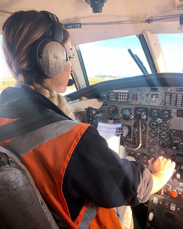 caffeinatedlove's tweet photo. New seat, who dis? 💁🏻‍♀️⁣
⁣
P.s. - photo cred goes to the talented @withgoldenwings ♥️ ⁣
⁣
٠٠٠⁣
#unumfam #pilotslife #twinengine #sw4 #captainpilot #girlswhotravel #captains #girlswhofly #whyifly #navigate #drivebypassion #nevertooyoung #pilotstudy #… https://t.co/BNLirw48dP https://t.co/5IPPObDqRq