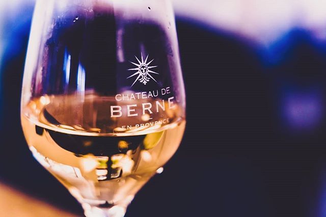 Pour cette dernière semaine de l'été, pensez Rosé.
For this last summer week, think Rosé.
•
#ChateauDeBerne #RelaisChateaux #Vineyard #Hotel #Hospitality #Lorgues #Flayosc #Provence #ArtDeVivre #winelover #WineLovers #winepic #Winetasting #Rosé #Wine… ift.tt/2U6FAqO