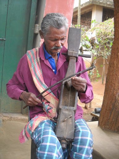 these are Gems of India(for me) traditional Banam musical instrument of  #Santhal, played with bow & string or Sadom (made of silk thread). isn't it ancient version of  #surbahar (Sarangi/israaz)? indigenous instrument combined with beats of drum nothing stops me from dancing.