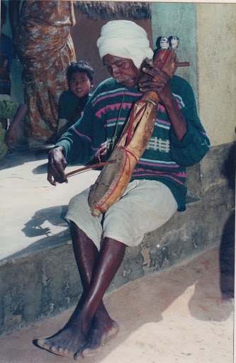 these are Gems of India(for me) traditional Banam musical instrument of  #Santhal, played with bow & string or Sadom (made of silk thread). isn't it ancient version of  #surbahar (Sarangi/israaz)? indigenous instrument combined with beats of drum nothing stops me from dancing.