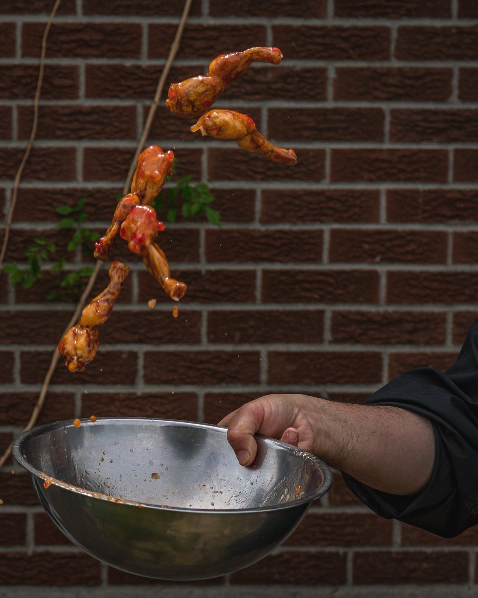 FarmToFryer's tweet photo. One more week of CNE! Let's toss up some Korean Fried Frog Legs! 😋 Only at the CNE Food Building! #FarmToFryer #LetsGoToTheEx @LetsGoToTheEx #Toronto #CNE #CNE2019 https://t.co/WgLHXrQbwj