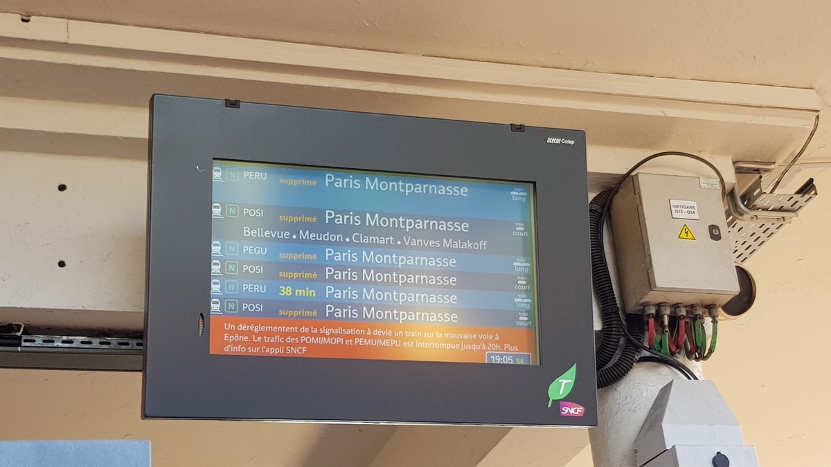 mac_kaoly's tweet photo. @lignesNetU_SNCF @Boulcat A Sèvres Rive Gauche, comme trop de personnes ! Et le prochain train en direction de Montparnasse est annoncé dans 38 min ! https://t.co/dcg57Pt5HX