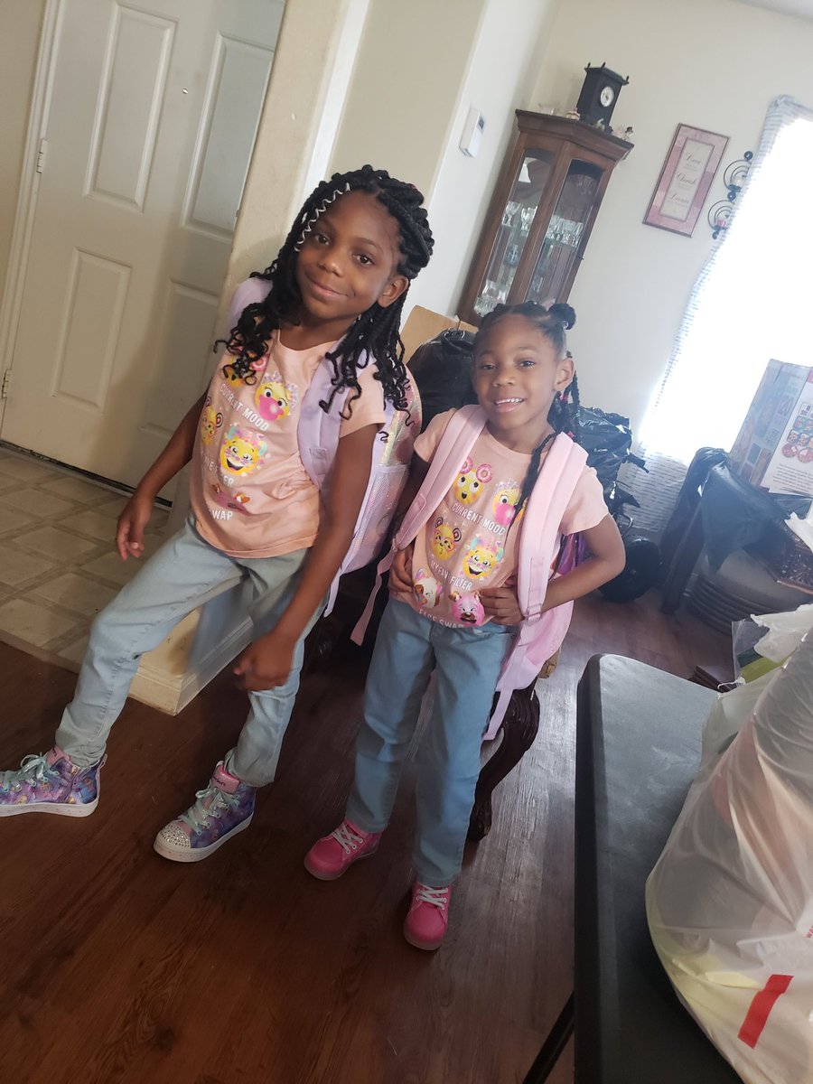 juzcallmeebee's tweet photo. 🎒🖍🖌✏📚🦄🤗😊☺️ #FirstDayOfSchool #firstgrade &amp; #Kindergarten #Mybiggirls 👧🏾👧🏾 https://t.co/CuX0uSmnwh