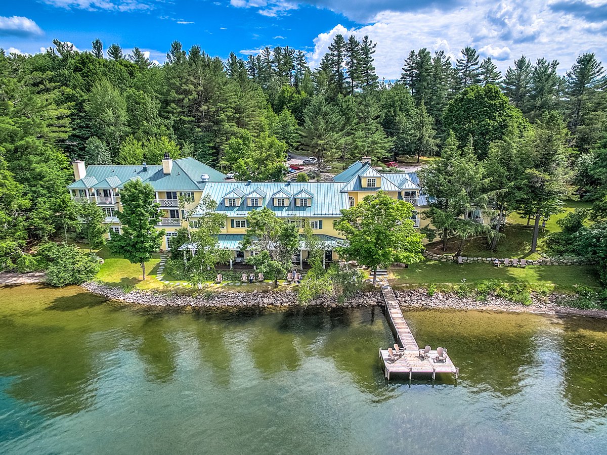 Encore une belle journée au paradis... ❤️
//
Just another beautiful day in paradise... ❤️
.
.
.
.
.
#lakeresort #vacation #nature #explorequebec #lacmassawippi #massawippilake #easterntownships #cantonsdelest #ayerscliff #droneview