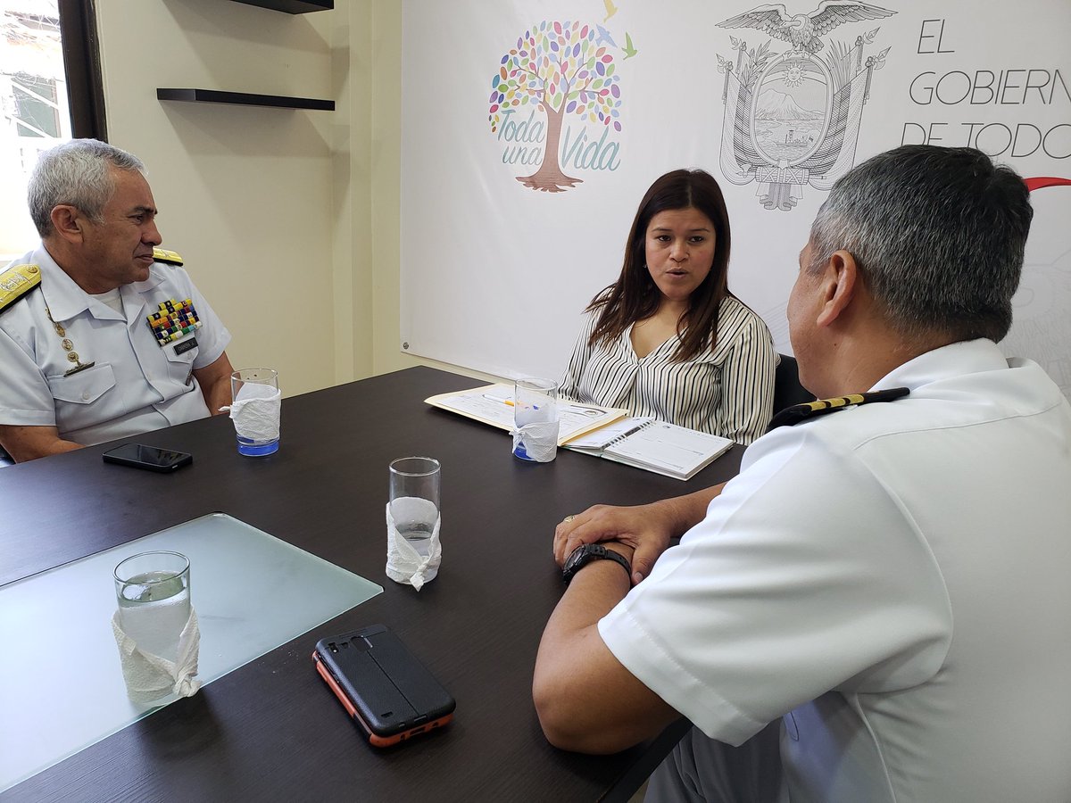 gobersantaelena's tweet photo. .@datzania85 Gobernadora en reunión de trabajo con Cap. Diego Garzón de #Capsal y Contralmirante Jorge Cabrera de Dirnea. Articulan acciones de seguridad a beneficio de sectores pesqueros de #SantaElena. @armada_ecuador https://t.co/IFhvkttcb7