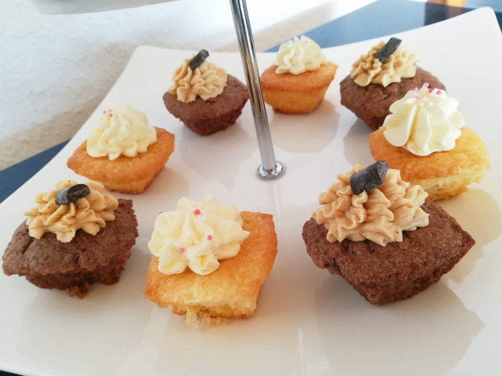 becki2412's tweet photo. I made mini cupcakes for my Mom's birthday. #BeckiBackt ๐ https://t.co/SasTSrqFtg