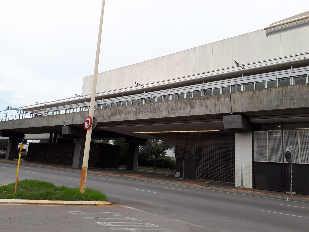 volemL9's tweet photo. @territoricat @transportpublic @Barrio_Gornal @FAVLHospitalet @AVVSomSEulalia @lhdigitalh @lamarinaviva @lamarinacat @sants3radio @xsmlamarinazf ZONA FRANCA - L10 SUD 🚧: avança la construcció del vestíbul, escales mecàniques i ascensors. Ja es veu el rellotge analògic típic de les estacions de la L9 i el monitor dels propers trens #volemL10 https://t.co/FDHmDLMrOP