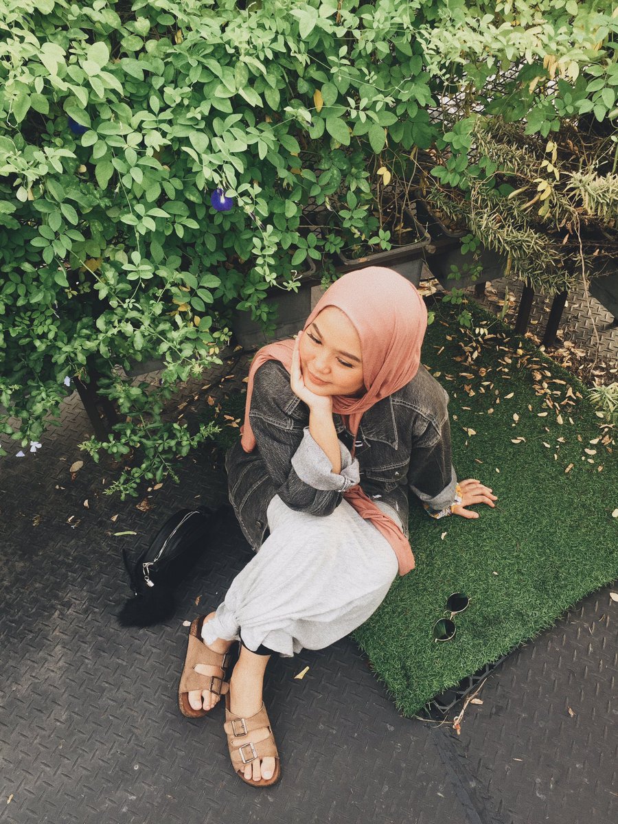 flybillie's tweet photo. @yesterdhir @MalayVines #bundlechallenge @hdyhkhairilamar your turn heheheh https://t.co/68qVBeKypw