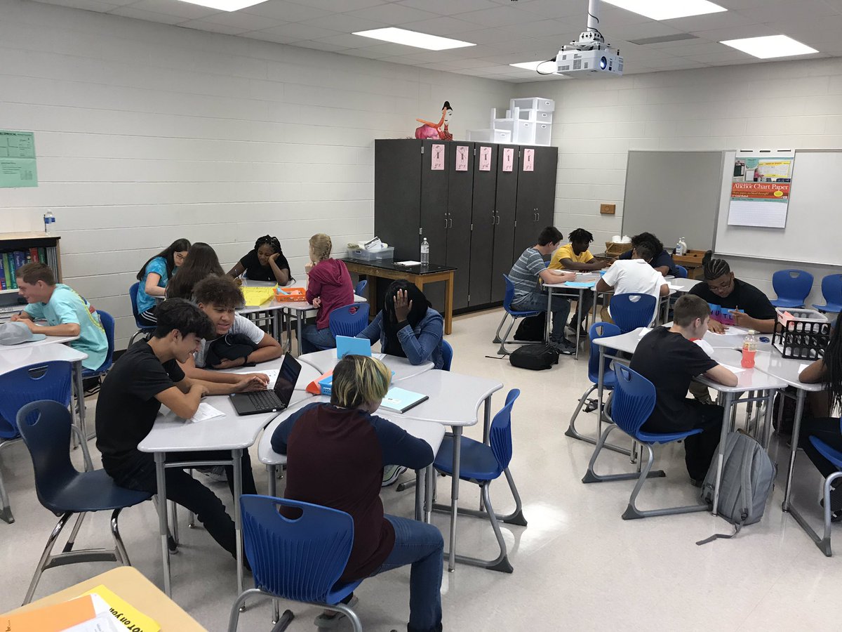 kmhrsn's tweet photo. Started like I hope to continue: stations and collaboration. #FCSFirstDay https://t.co/iuZMptTN46