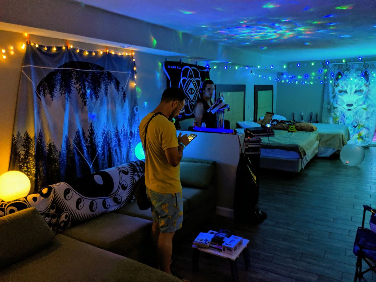 RazrSkarr's tweet photo. @Larkawuffin and I leveled up our party throwing skills this weekend and decked out the suite like a bawsss /w @BaeBunnyArt and @RedHuskyDog https://t.co/qB5BwymJ9q