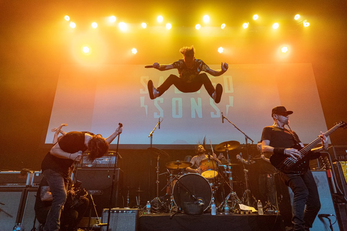 RocktoRecovery's tweet image. We are walking on air after an amazing #rocktorecovery4 , just like @brandonjordanla in this awesome pic from the show! @shavoodadjian @matthewbartosch