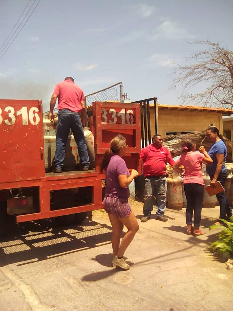 alcaLosTaques's tweet photo. Siguiendo instrucciones del jefe político del municipio, alcalde @josedavidfalcon el comisionado del gas Jesús Pérez juntos al poder popular, lograron el llenado de cilindros a la comunidad del sector 1 de #Creolandia
#VenezuelaChallenge
#VamosContigo
#FalconCombate
#NoMasTrump https://t.co/pSkyGPD0JB
