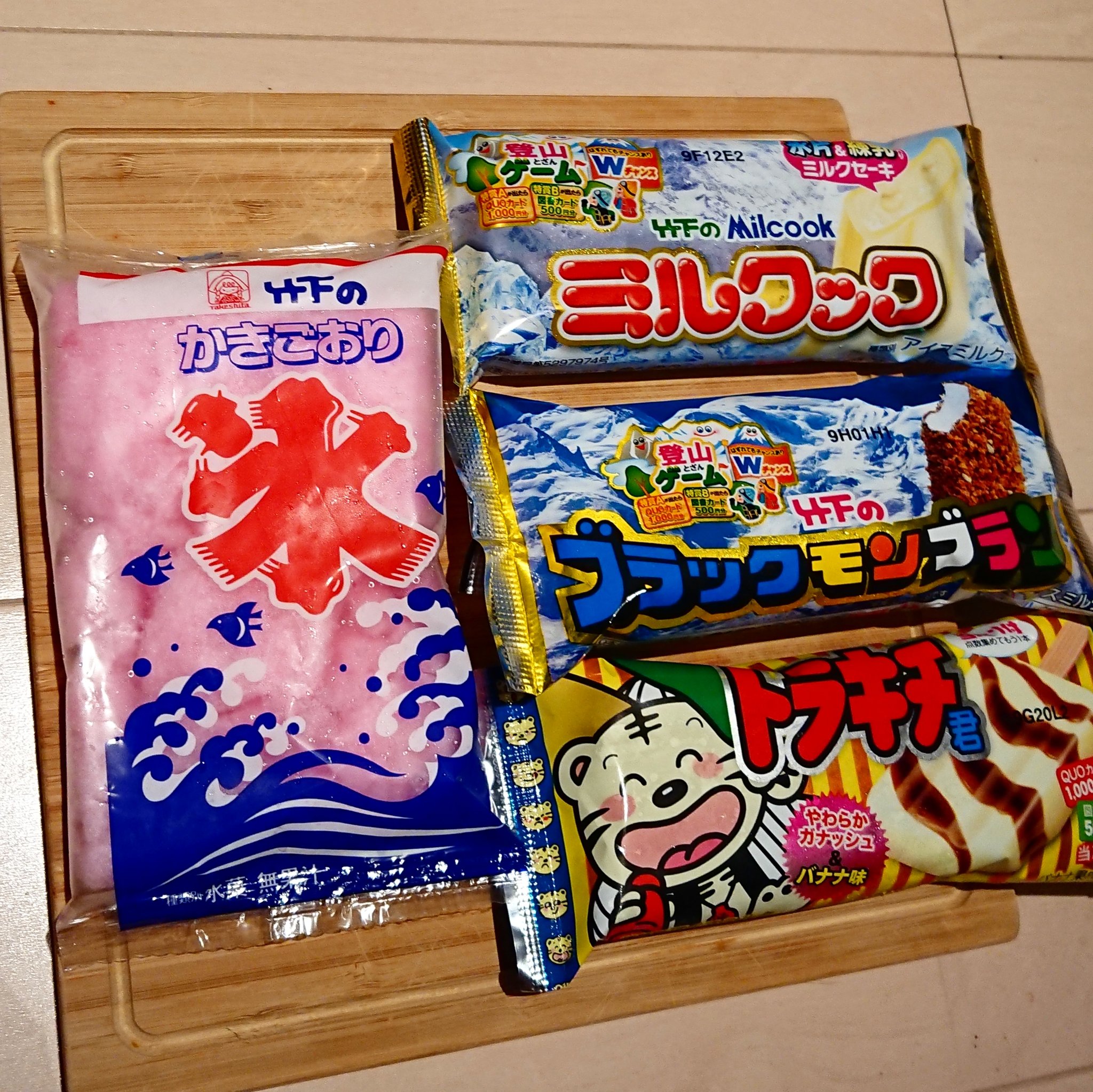 Twitter 上的 戸川雄一 かき氷を袋で売ってるのって 九州だけなん W 酔った勢い 竹下製菓 袋氷 ブラックモンブラン ミルクック トラキチ君 T Co Xy1vrkgpuu Twitter