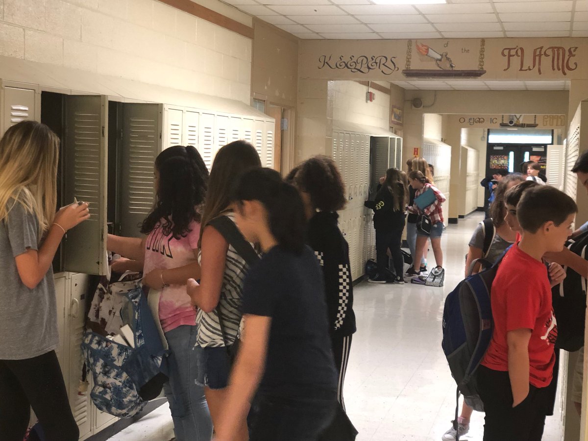 DiggsTosha's tweet photo. @CravenCoSchools @gcfgrizzlies #CravenFirstDay #CCSBackToSchool Grizzly Nation busy with opening day activities! @teacherkwatson https://t.co/TB1TI9Nsn8