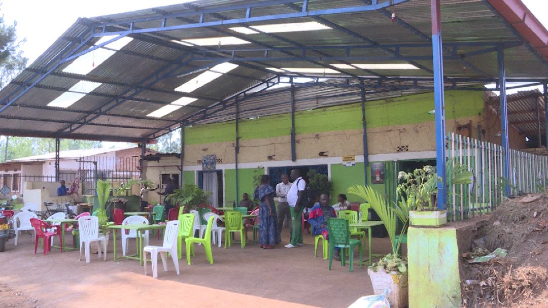 LeRenouveauBdi's tweet photo. #Burundi Du nouveau à #Kibimba,#CommuneGiheta @Gitega La Société de Valorisation de l’Espace et de Transformation #SOVERT-AKA spécialisée dans la culture de champignons a déjà introduit des brochettes de champignons.Les consommateurs apprécient son goût. https://t.co/CgKGskRkqM