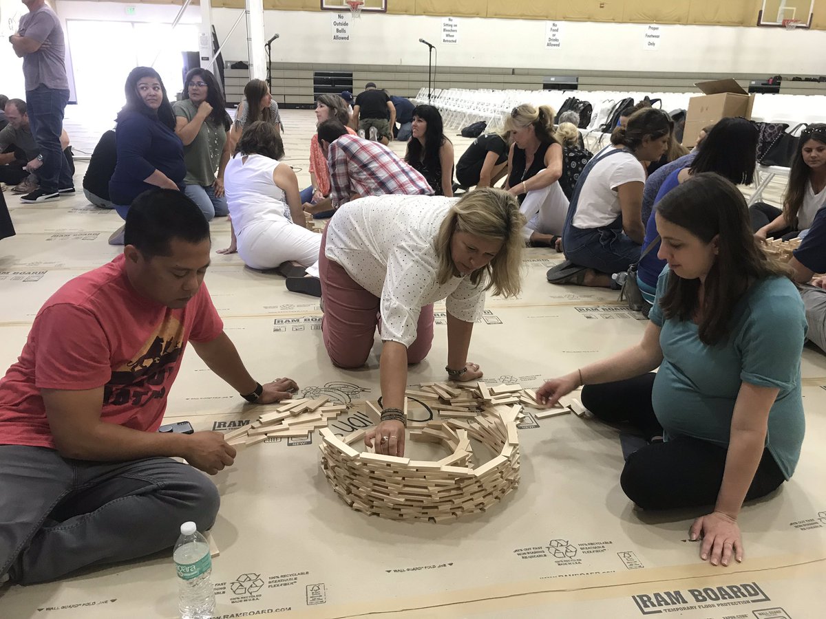melindamarie88's tweet photo. Math house in the making. #proghorn #riowbd19 @missflaherty23 @mr_lapiad @profesorahudson https://t.co/YjxtCuYZM4