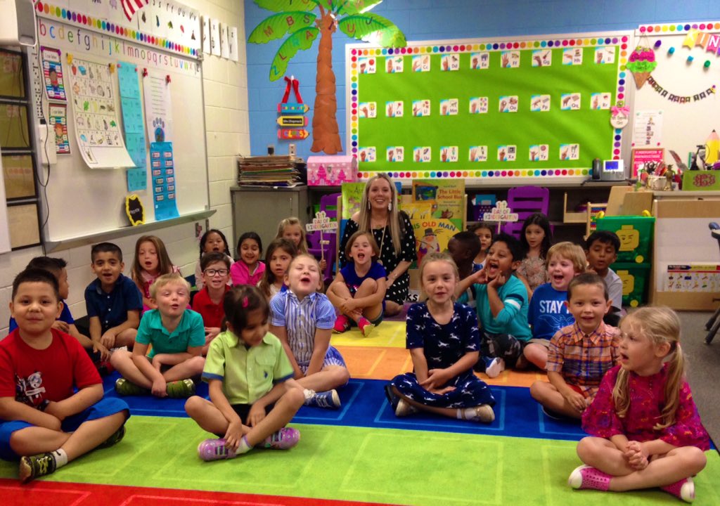 thefancyteacher's tweet photo. First day of Kindergarten photo 2019!!! 🐻💓@HaymarketCubs #hmeskinder #haymarkettogether https://t.co/CaTnzpbElM