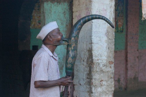  #tarpa, wind instrument of  #Warlis  #Maharashtra indigenous community, they have their own culture. it's great that they have kept them alive till today. we are fortunate to witness whatever heritage we can? uncertain future for such Arts. i had shared it's painting earlier