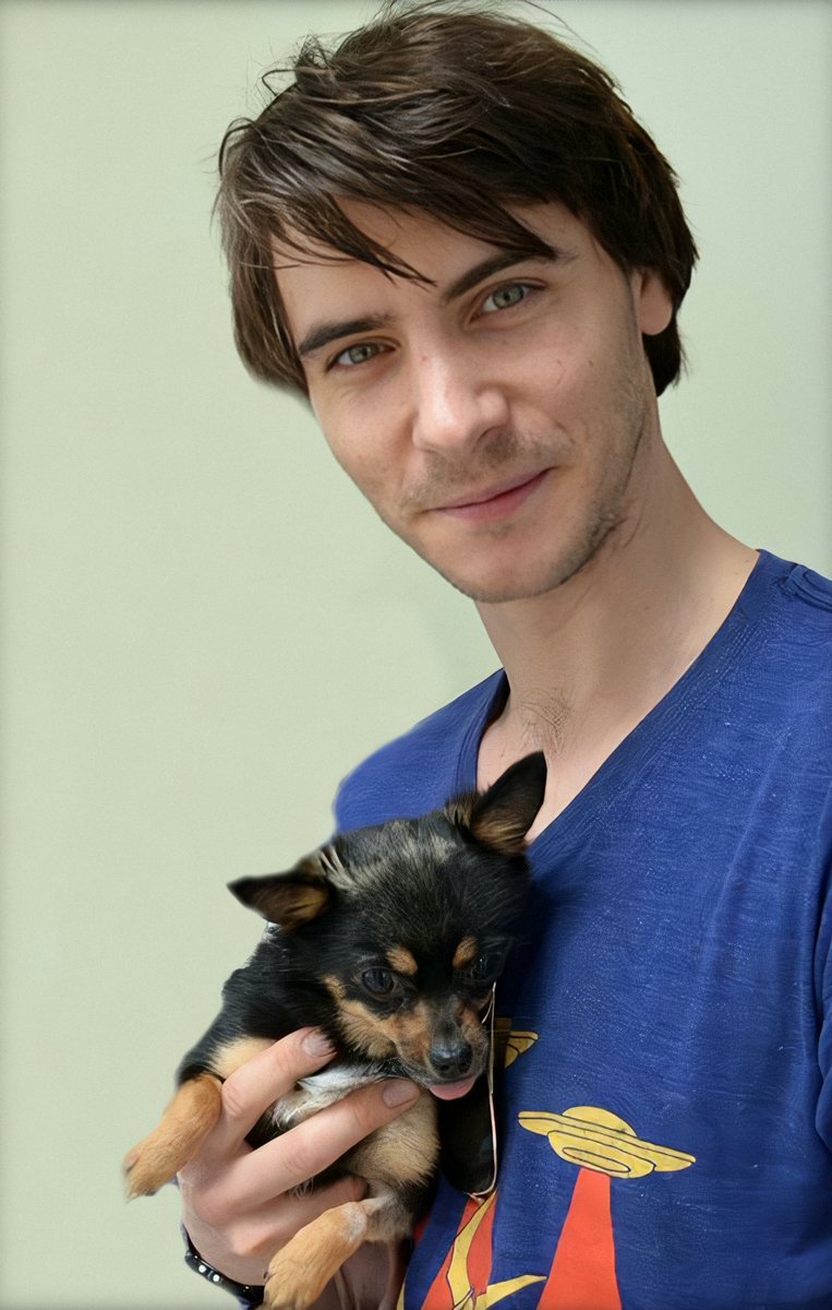 HarryLSource's tweet photo. Harry adopted a dog during his time in New Mexico while filming Manhattan, he called the dog Zoey and she goes with him everywhere https://t.co/HgQF7Dqb9A