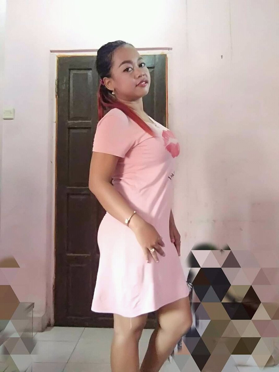 Istri ku biasanya klw ke pasar slalu minta antarin aq. Tapi hari ini aq gak bisa.  Kira kira di pasar ada ada yg godain gak ya. Jadi penasaran. 
#istrisemok
#susugede
#susumontok
#memektembem