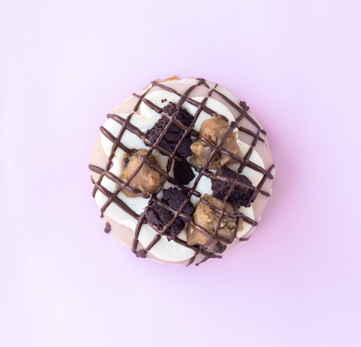 doughnuttime_uk's tweet photo. Shake off this heatwave and cool it with the ICE-ICE-BAE-BAE 🦋 A suuublime lil’ vegan treat smothered in vanilla buttercream, cookie dough, chocolate chips, chocolate sauce &amp; hunky chunky vegan cookie slabs ❄️ #phresh https://t.co/lZyTMBKWzW