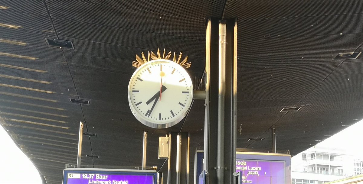 DaVossyFrau's tweet photo. Die Bahnhofsuhr jetzt mit lustiger Frisur. 🙇‍♀️ https://t.co/ATdZO8SgIw