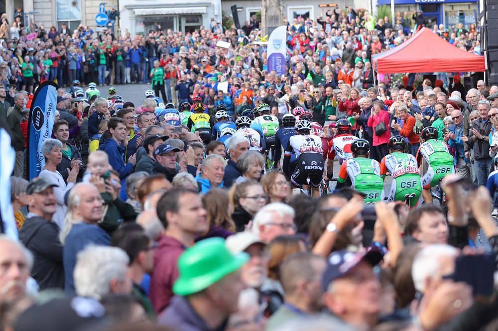 boltoncouncil's tweet photo. Show your love for Bolton and the OVO Energy Tour of Britain. Organisers want communities, schools, clubs, businesses &amp; land owners to come up with eye-catching artworks on pieces of land on the route through Bromley Cross, Horwich &amp; Blackrod. See https://t.co/KEWsQDXfdt for info https://t.co/S83y4sd1MM