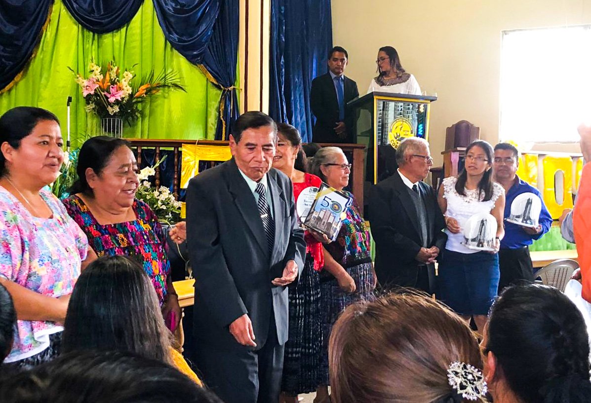 norcentral's tweet photo. Felicitamos a la Segunda Iglesia del Nazareno de Cobán A.V., en sus 50 años. Detrás de estas fotos hay tanta historia, aventuras y sobre todo la asistencia y provisión poderosa del Señor.
Agradecemos al hermano pastor Samuel Larios por su esfuerzo y dedicación al ministerio. https://t.co/VyVMziQhUL