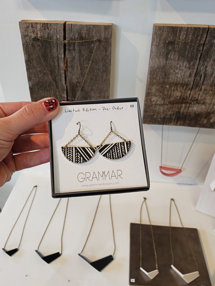 RustBeltMarket's tweet image. 𝔏𝔦𝔪𝔦𝔱𝔢𝔡 𝔈𝔡𝔦𝔱𝔦𝔬𝔫
Grammar and Janelle Songer teamed up to create a limited run of these cool earrings. Come by The Rust Belt Market to place an order before they are gone! #shoprustbelt #rustbeltmarket #shoplocalmichigan