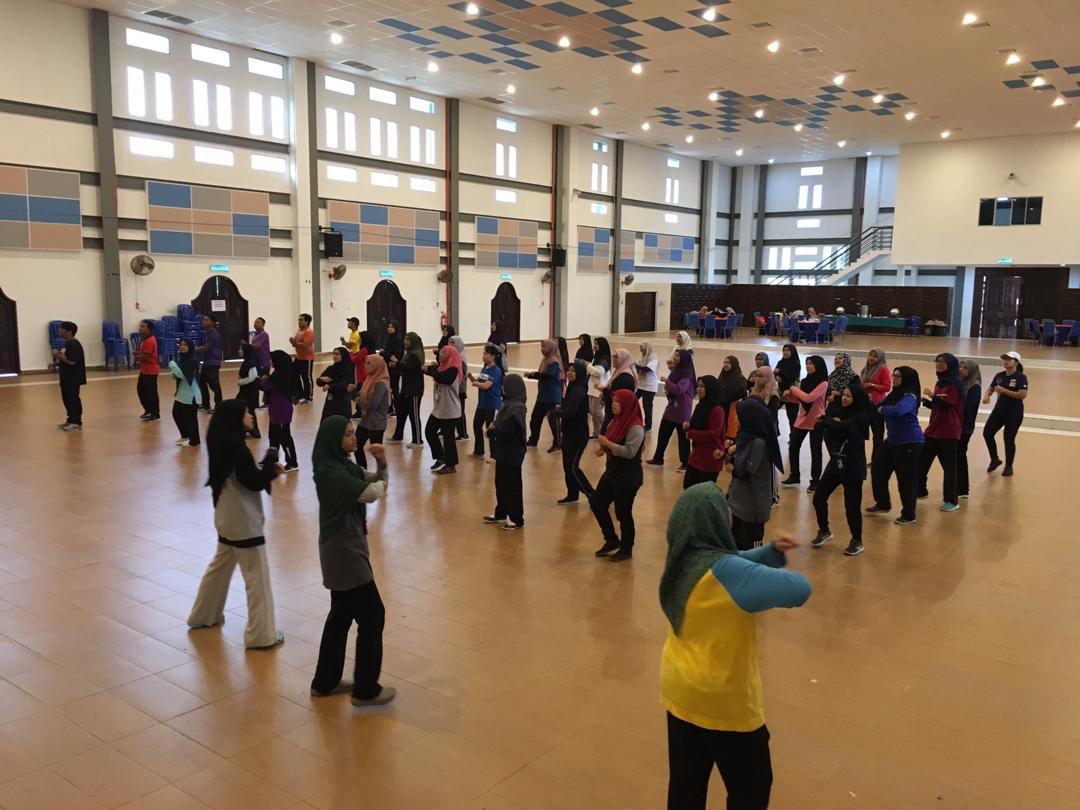 twt_umkpc's tweet photo. Persiapan Faslitator ketiga-tiga kampus untuk menyambut ketibaan ambilan baharu sesi 19/20. SELAMAT DATANG BAKAL MAHASISWA/I UMK! #umk #umkpc #fasi3m19 #universitimalaysiakelantan https://t.co/jekU36xY6v