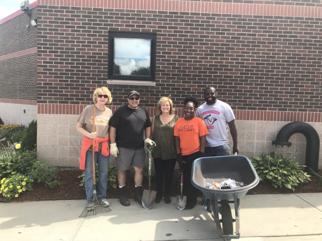 SyracuseSchools's tweet photo. Some SCSD finance staff visited @DrKingCougars recently to help clean up and beautify school grounds. They weeded the gardens, mulched and help spruce up the grounds. What a great #GreenSCSD activity! #SCSDGivesBack https://t.co/4s5Era2rrL