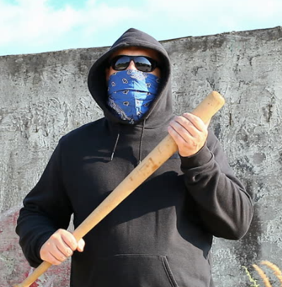 Эдит с битами. Хулиган в маске. Бита с колючей проволокой люсиль. Харли квинн 4к. Фотосессия с битой для девушек.