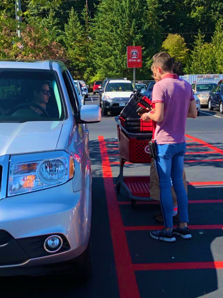 evandoolan's tweet photo. 🚗 HONK HONK! 🚗 Our 1st Drive Up Guest was grateful to stay in her vehicle with the kids and have her items brought out!

#T0996 #TargetDriveUp #TargetRun https://t.co/tKIKZRPsj8