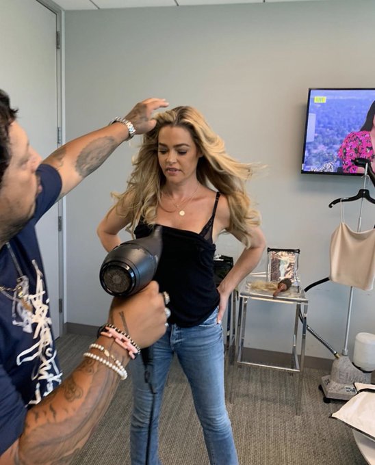 Getting my glam on for a day of press          hair: @carlitos_hair    make up: @gtgervais  1st interview<a href="/tag/thesecretlivesofcheerleaders"class="tags"><span>#thesecretlivesofcheerleaders</span></a>