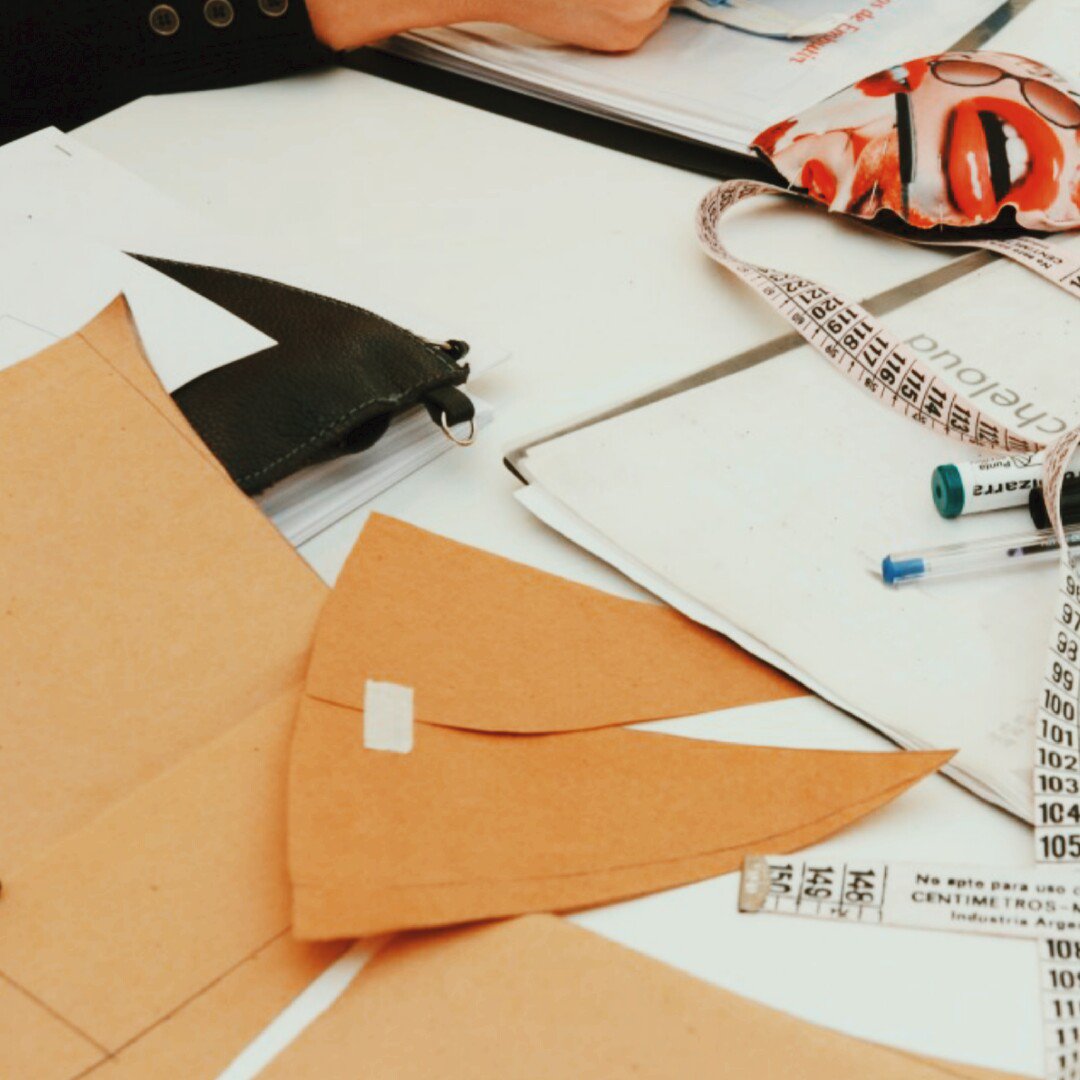 {🍂} Hoy me encuentro trabajando en mi próximo proyecto, completamente agradecida con el equipo. Muy pronto llegarán nuevas cosas y no tengo dudas de que lo amarán.
 ¡Bonito día para todos!