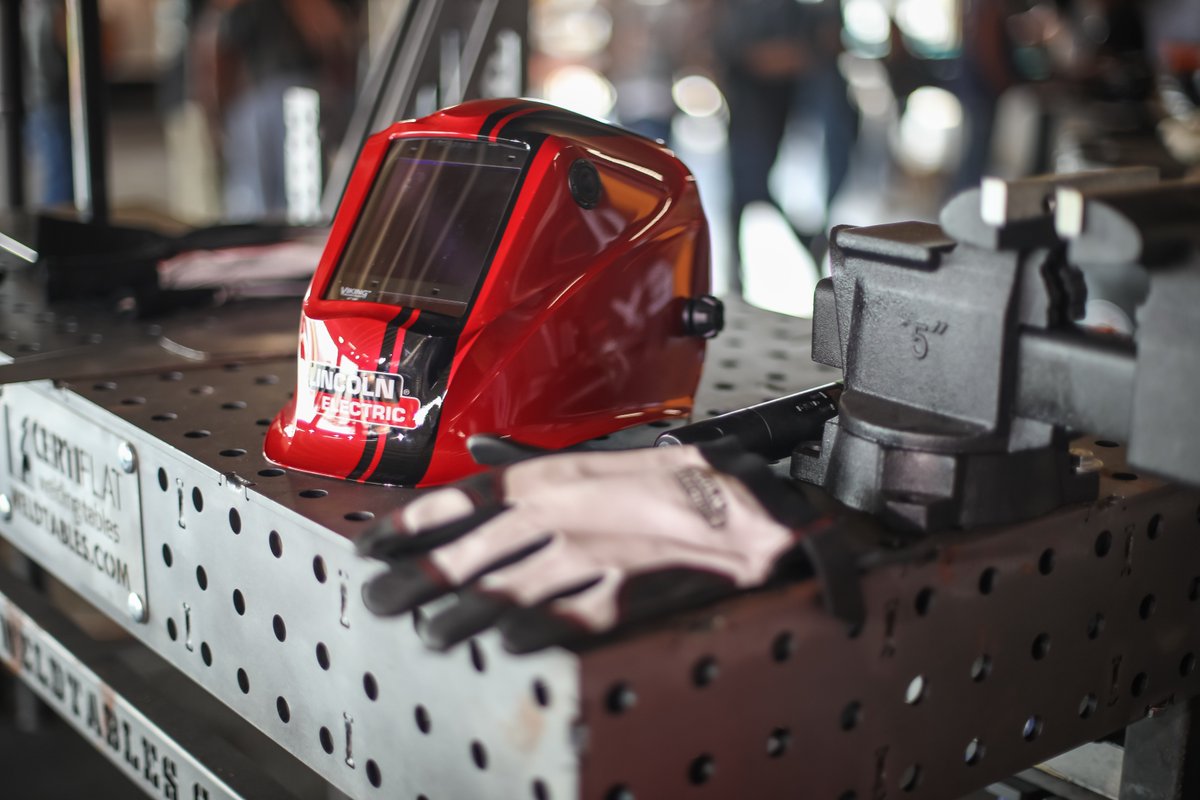 LincolnElectric's tweet photo. It was great to team up with @harleydavidson for their bike build at @SturgisRally this year! The team used our POWER MIG® 210 MP® for the build. Learn more about this machine here: https://t.co/IZsIcgmGOL #harleydavidson #weldred #welding #motorcycles #stugis https://t.co/0PqinG2muV