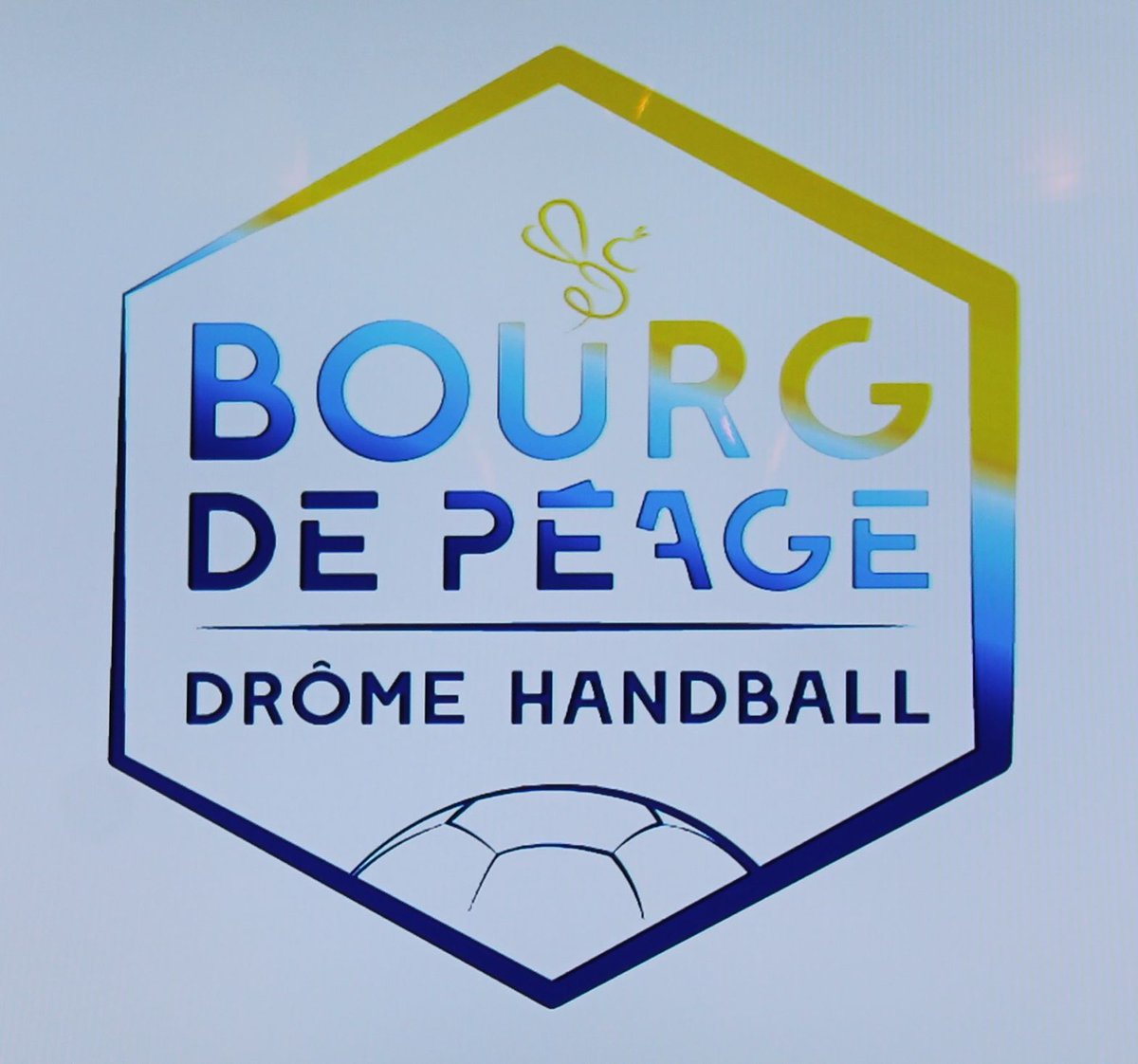 Prefet26's tweet photo. Présentation de l'équipe féminine Bourg-de-Péage Drôme Handball ce soir en Préfecture, en présence du préfet Hugues MOUTOUH. Des joueuses pleines d'énergie et ultra-motivées pour porter encore plus haut les couleurs de la #Drôme en 2019-2020 ! Bonne chance à elles ! https://t.co/4vsZiH5Afo