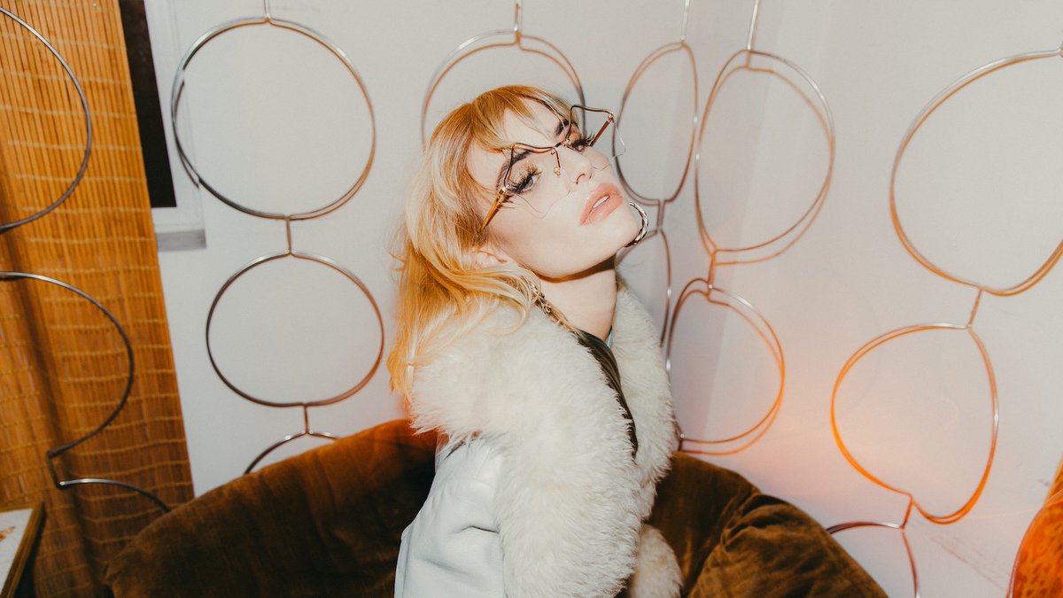 Eliz_T1an's tweet photo. Bluesy rock singer/songwriter Juliet Simms is battling her inner demons in her explosive new single, “100 Little Deaths.” Fans can stream the song and check out the brand new music video.  #julietsimms #newmusic #rock https://t.co/JNXHVShXxP https://t.co/r9Gg9hfFH4