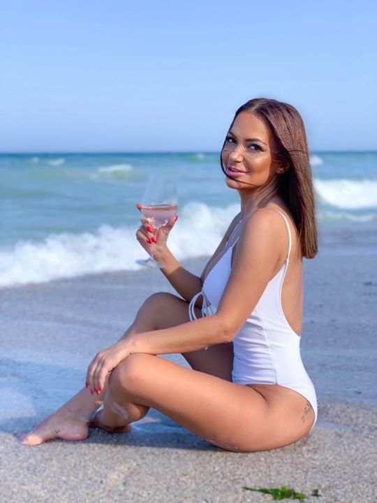 Andreea_Ant's tweet photo. Marea ascunde iubiri ce vin mereu și pleacă.
•
•
#AndreeaAntonescu #photooftheday #me #andre #photography #igers #resetlainima #summerstory #romania #instaphoto #look #summertime #instafashion #beach #sun #sea #swimsuit #photoshoot https://t.co/6oyP7salzH https://t.co/qDWGkOEorI