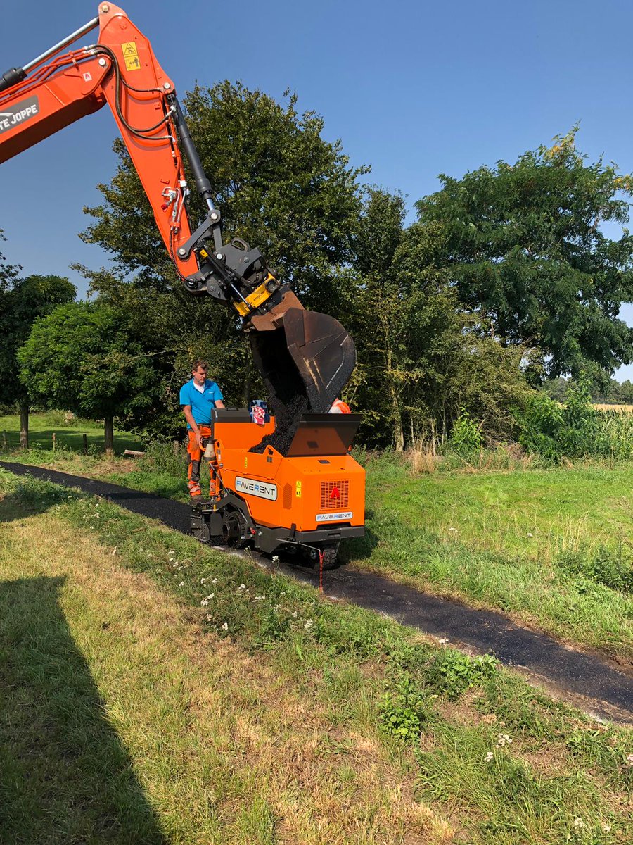 Ecofalt's tweet photo. Vandaag samen met @PaveRentNL  en @AbbinkWegenbouw Ecofalt aangebracht op recreatieve paadjes in Barchem (gem Lochem) 
#gasbesparen #co2reductie #koudgeproduceerd #biobased https://t.co/lDw1HqHeoa