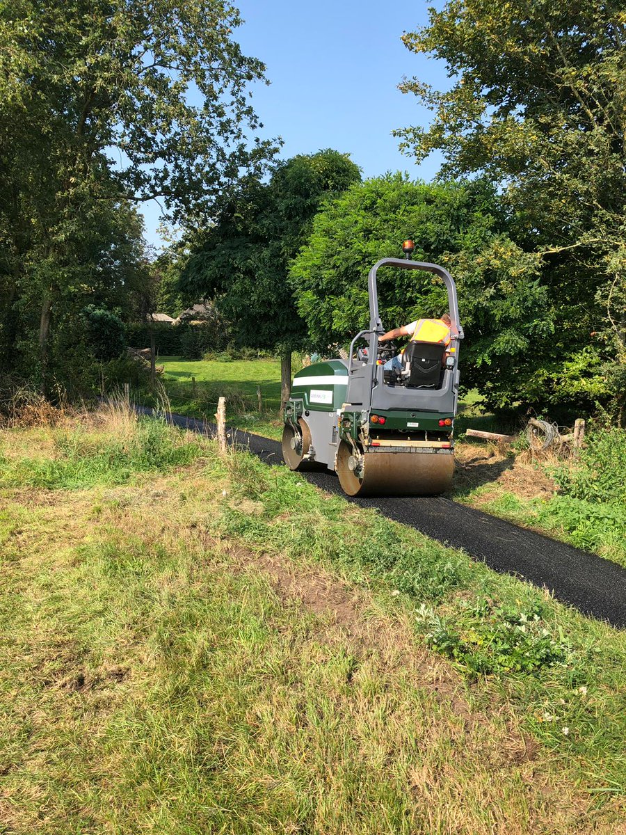 Ecofalt's tweet photo. Vandaag samen met @PaveRentNL  en @AbbinkWegenbouw Ecofalt aangebracht op recreatieve paadjes in Barchem (gem Lochem) 
#gasbesparen #co2reductie #koudgeproduceerd #biobased https://t.co/lDw1HqHeoa