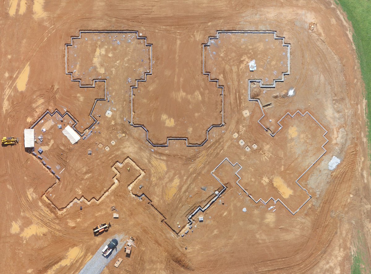 BenchmarkBuilds's tweet image. Work continues on the new +/-35,000 SF #memory care facility for @gsvillage_. The Meadow View building will accommodate up to 40 residents, including two adjoining apartment units for additional family members.

#BuilttoAchieve